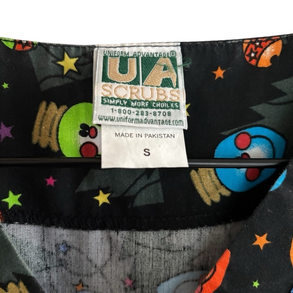 UA Christmas Light Bulbs V-Neck Scrub Top Women’s Size Small - Picture 4 of 13